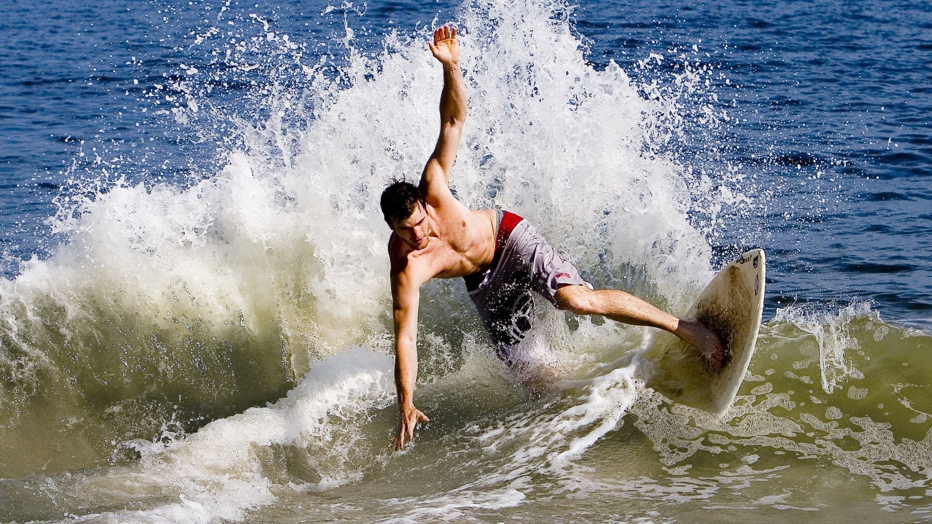 西甲联赛激战正酣，皇马与巴萨上演巅峰对决